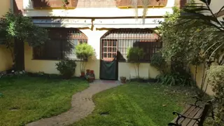 CASA DE 5/6 AMBIENTES CON QUINCHO Y JARDIN , 430 M2 foto 3