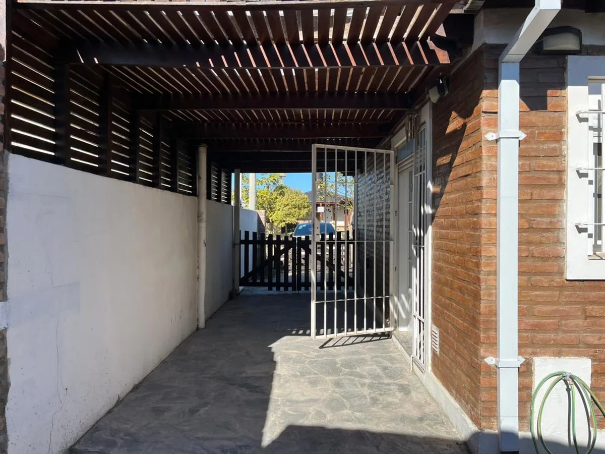 VENTA CASA  2 DORMITORIOS ,QUINCHO Y GARAGE EN  MH foto 3