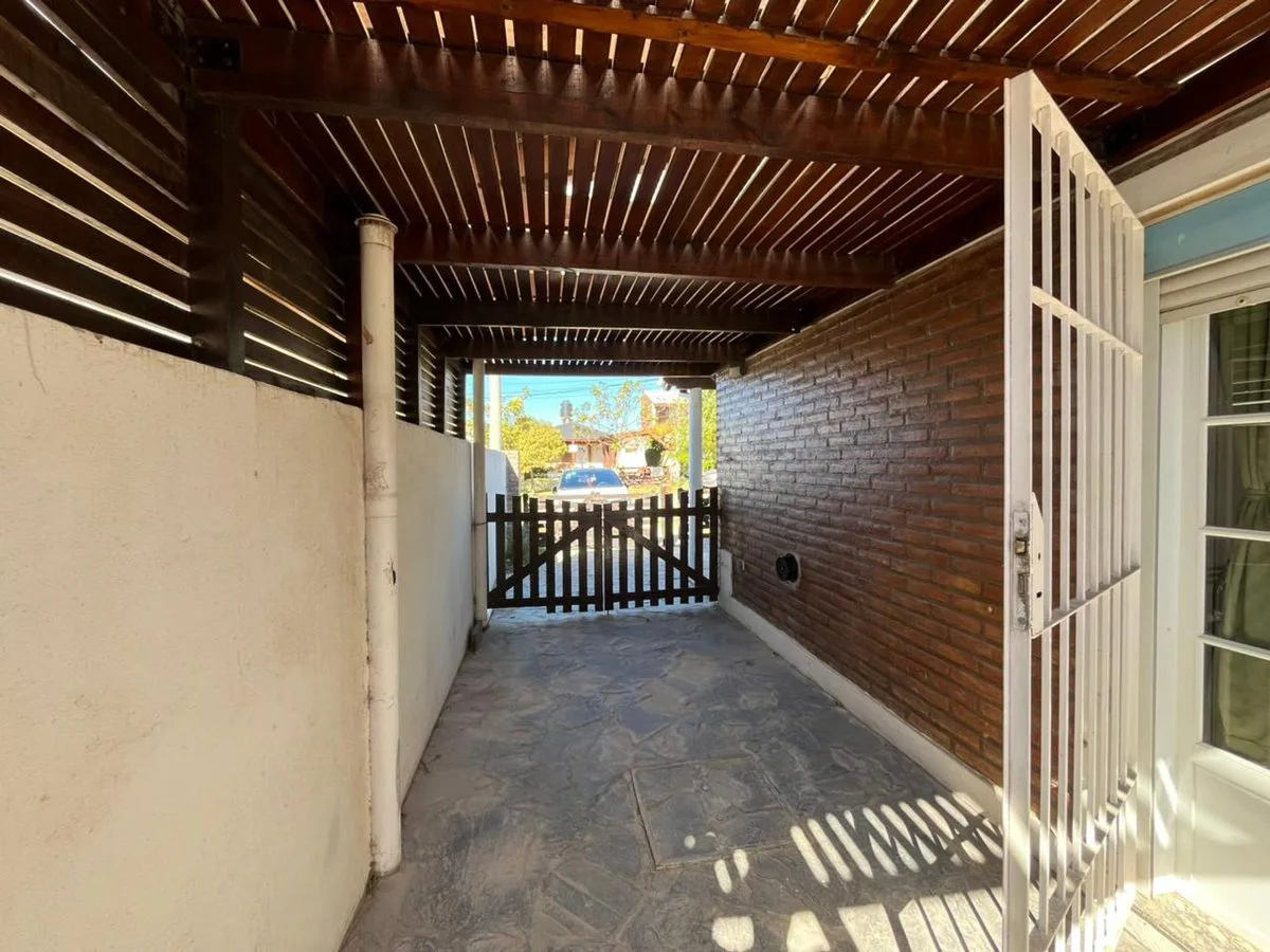 VENTA CASA  2 DORMITORIOS ,QUINCHO Y GARAGE EN  MH foto 4