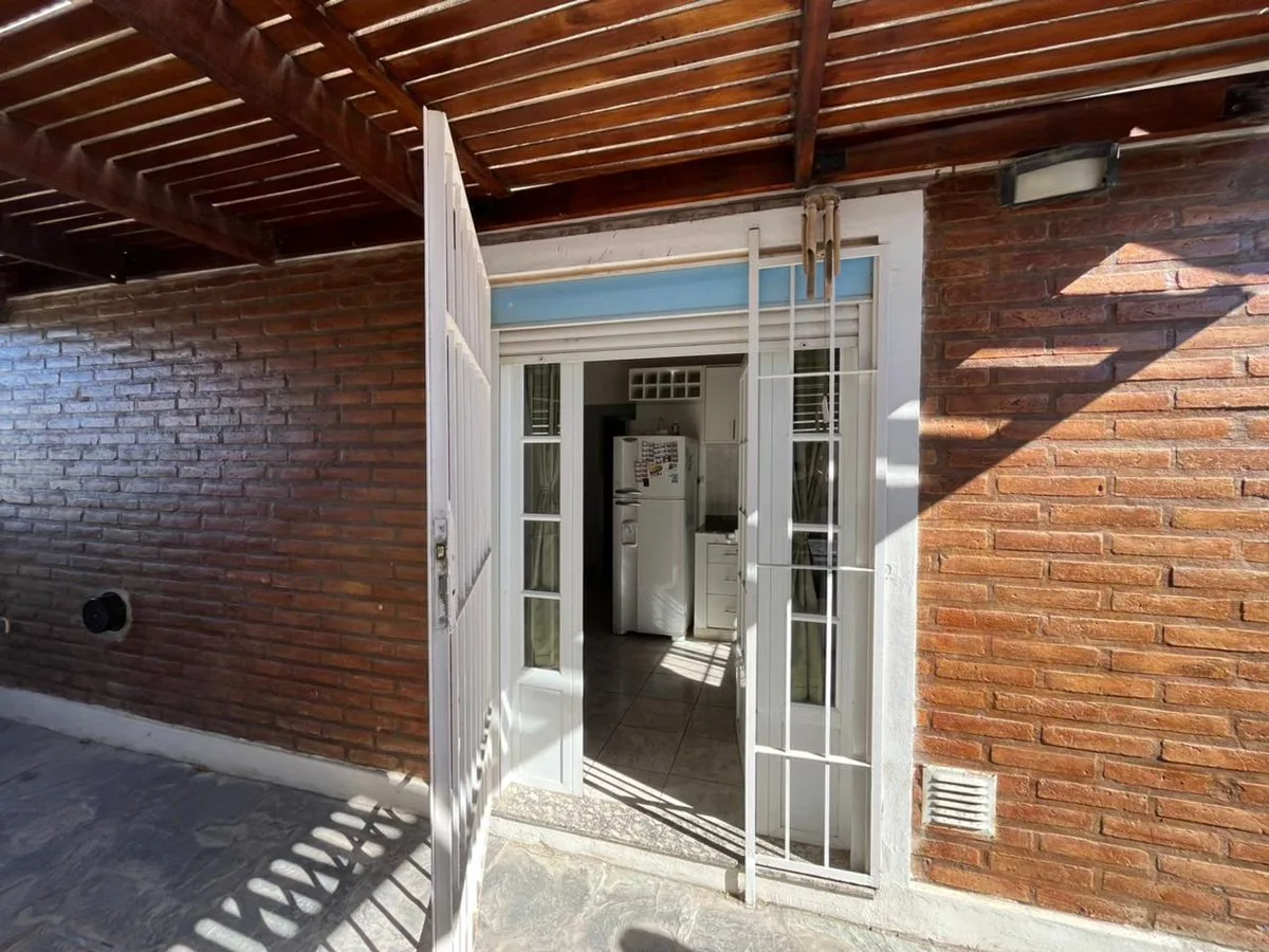 VENTA CASA  2 DORMITORIOS ,QUINCHO Y GARAGE EN  MH foto 5
