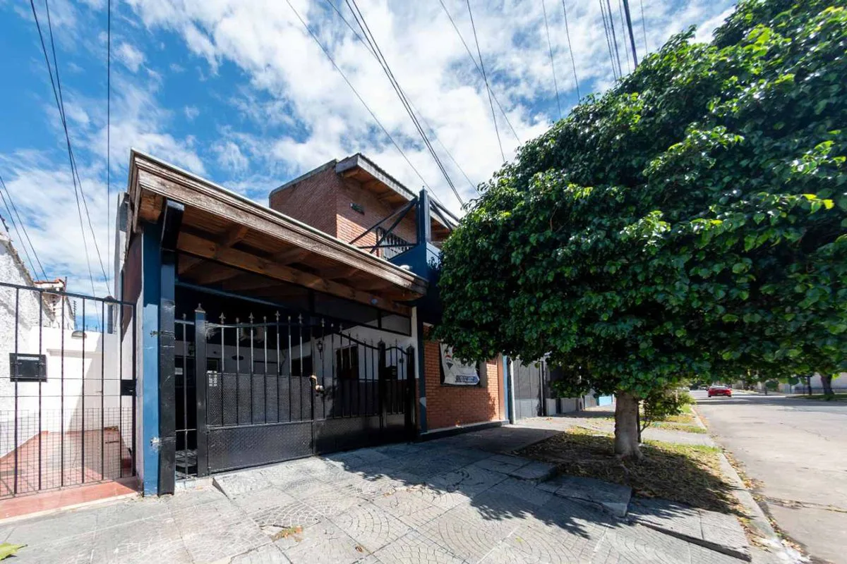 VENTA PH 5 AMB AL FRENTE CON PATIO Y COCHERA foto 3