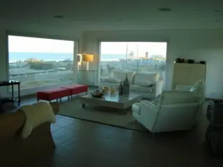 Hermosa casa frente al mar. 4 dormitorios + playroom. Casa en Venta. foto 2