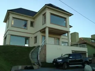 Hermosa casa frente al mar. 4 dormitorios + playroom. Casa en Venta. foto 4