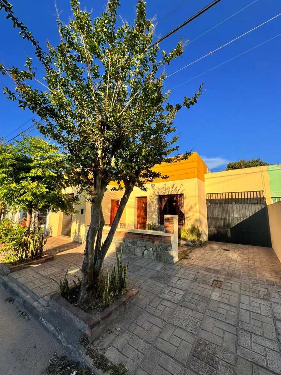 CASA EN  VENTA A METROS DE LA AV SARMIENTO, GOYA foto 2