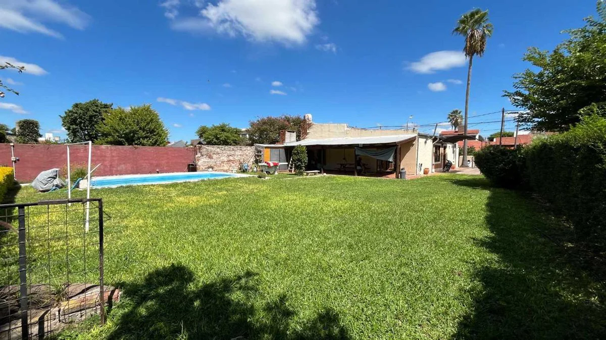 CASA CENTRICA CON 1.000M2 DE TERRENO EN CORONDA! foto 2