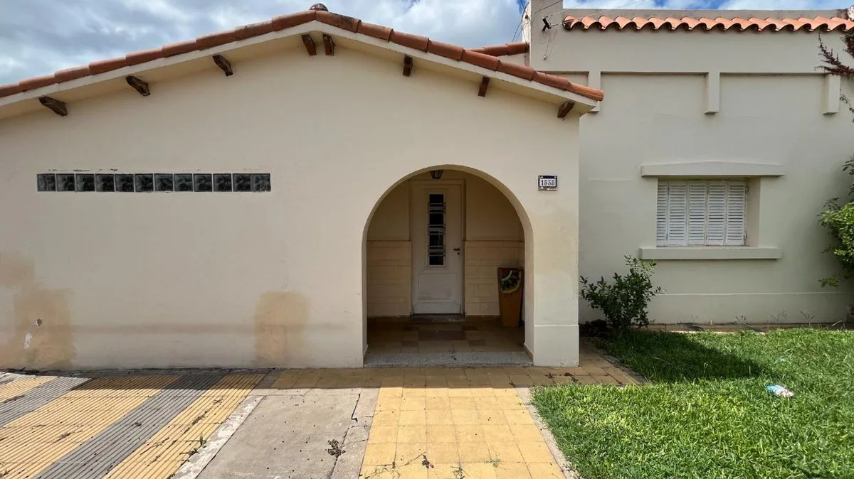CASA CENTRICA CON 1.000M2 DE TERRENO EN CORONDA! foto 4