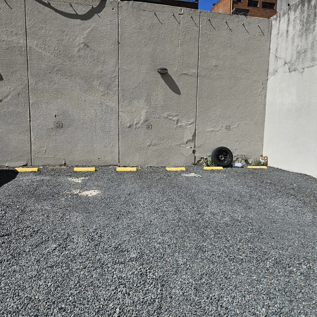 Cochera descubierta en edificio moderno seguridad foto 2