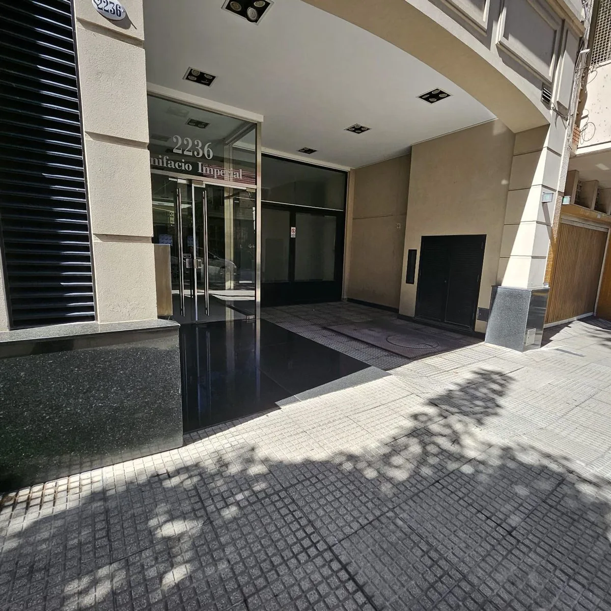 Cochera descubierta en edificio moderno seguridad foto 3