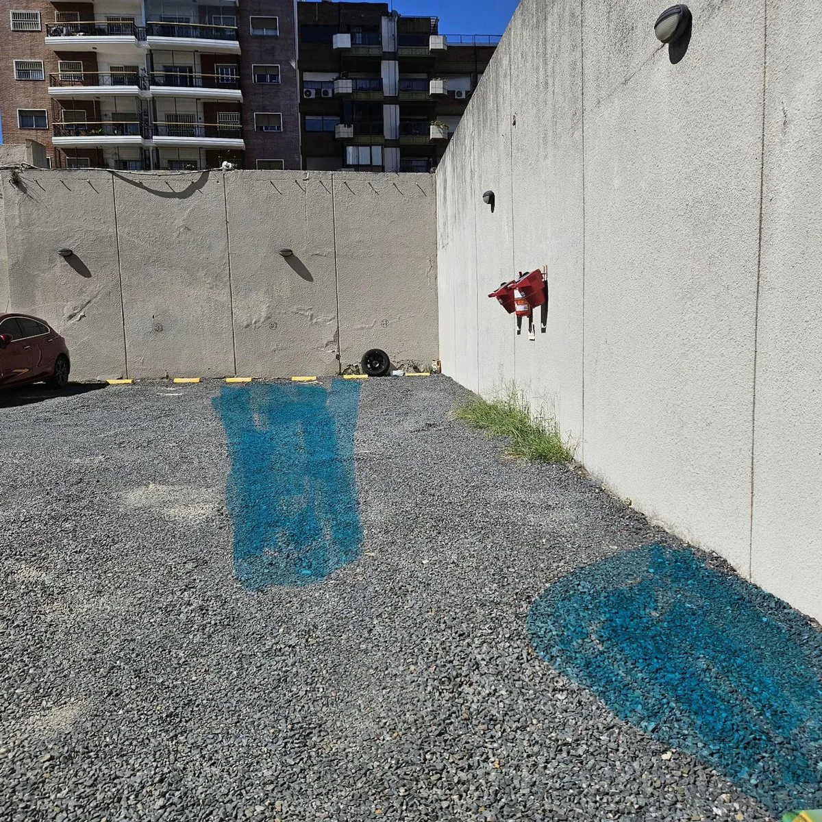 Cochera descubierta en edificio moderno seguridad foto 4