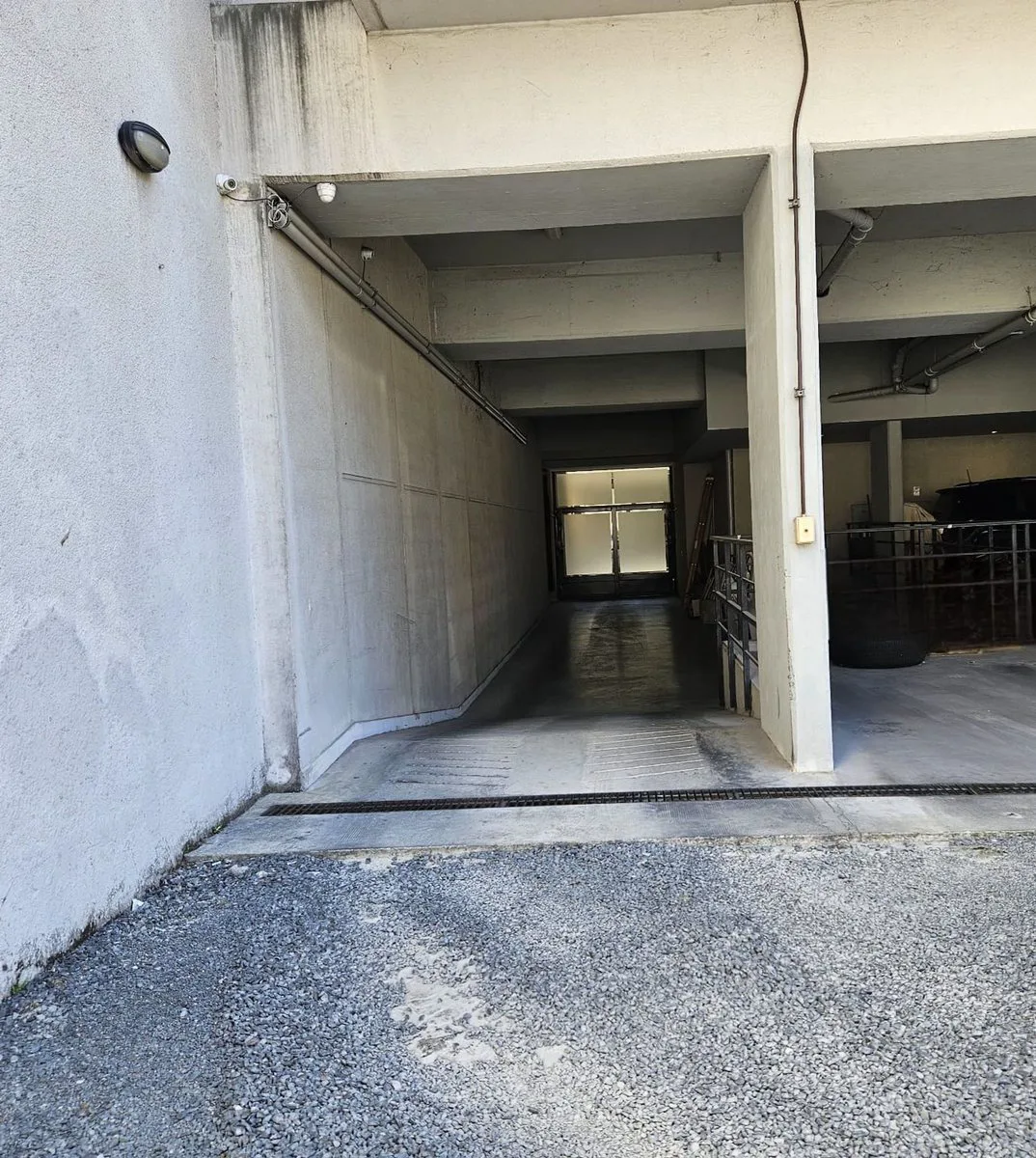 Cochera descubierta en edificio moderno seguridad foto 5