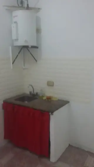 PH PLANTA BAJA FRENTE CON COCINA COMEDOR, AGUA CALIENTE POR TERMOTANQUE, BAÑO CON DUCHA Y BIDET Y 1 HABITACIÓN. foto 3