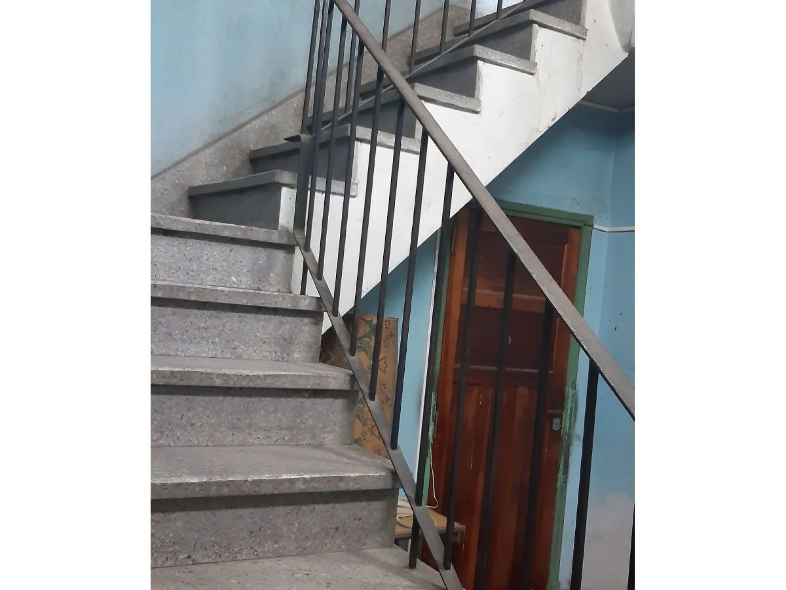 Casa a refaccionar en dos Plantas con Local grande sobre Excelente lote foto 3