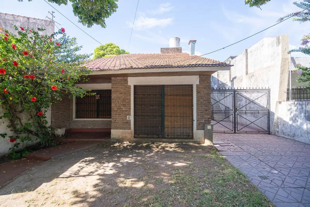 VENTA CASA EN BLOCK COMPUESTA POR DOS U. BANFIELD foto 2