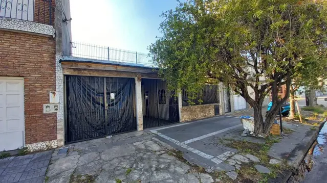 Casa 4 ambientes venta con cochera a refaccionar