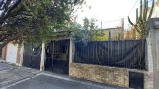 Casa 4 ambientes venta con cochera a refaccionar foto 2