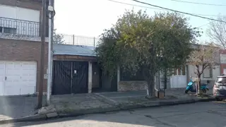 Casa 4 ambientes venta con cochera a refaccionar foto 3