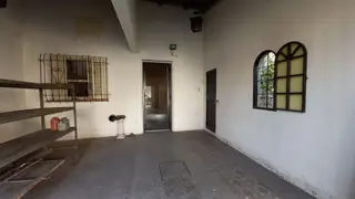 Casa 4 ambientes venta con cochera a refaccionar foto 4