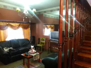 Casa sobre lote de 8.66x26 en 3 plantas con PARQUE Y PISCINA. Excelente construccion.    MENDOZA 2500 foto 2