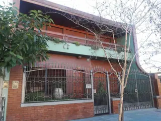 Casa sobre lote de 8.66x26 en 3 plantas con PARQUE Y PISCINA. Excelente construccion.    MENDOZA 2500 foto 3