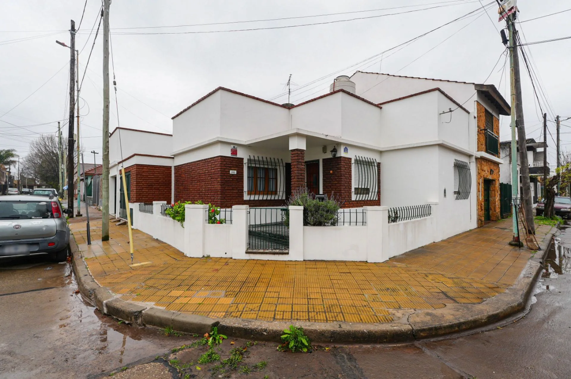 Venta casa 4 ambientes c/ patio y garaje en Moron foto 2