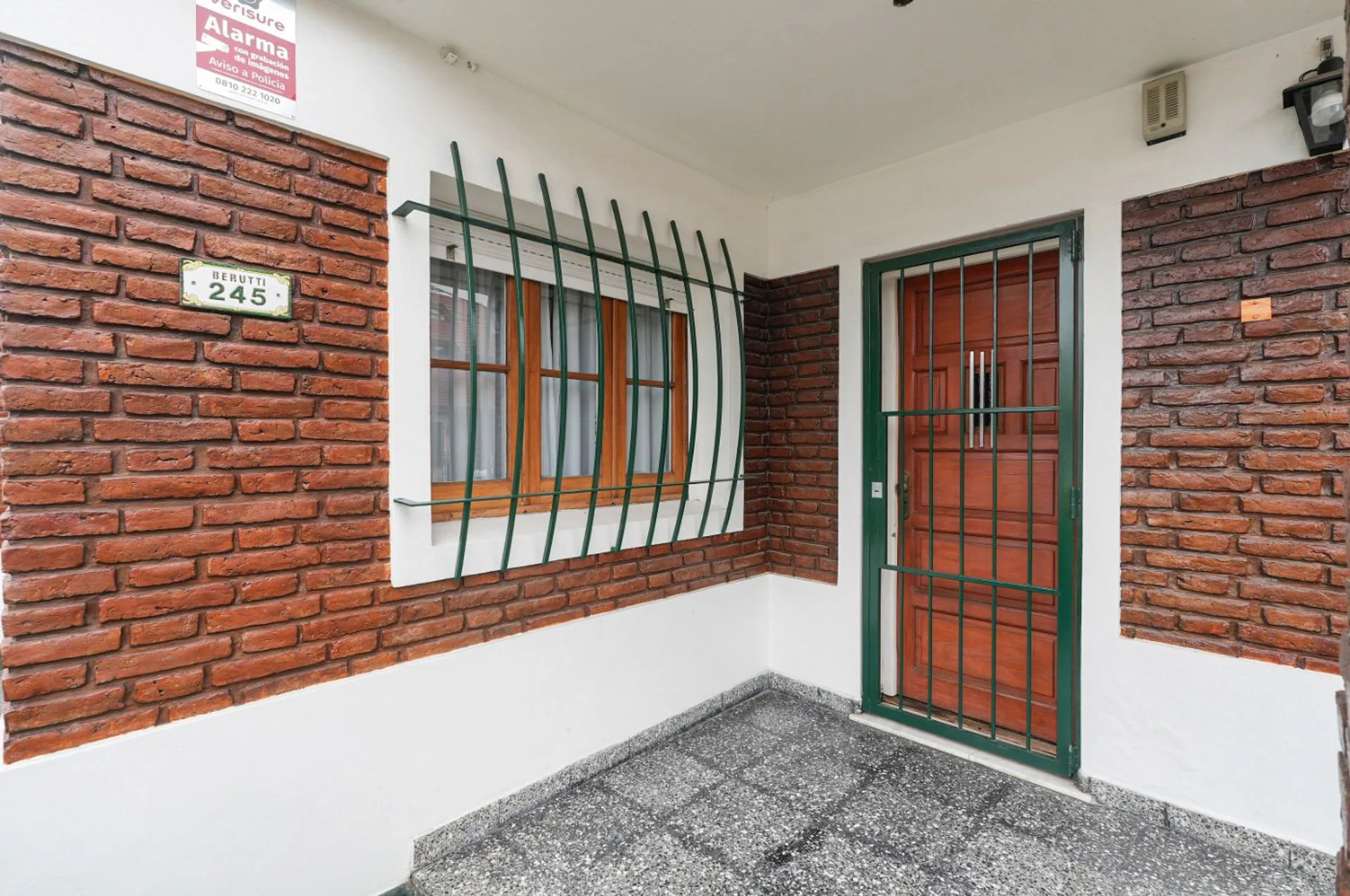 Venta casa 4 ambientes c/ patio y garaje en Moron foto 3