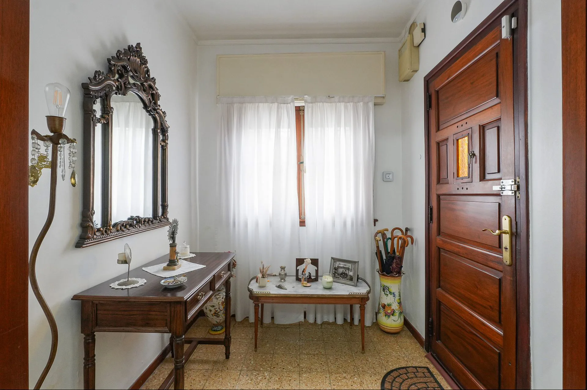 Venta casa 4 ambientes c/ patio y garaje en Moron foto 5