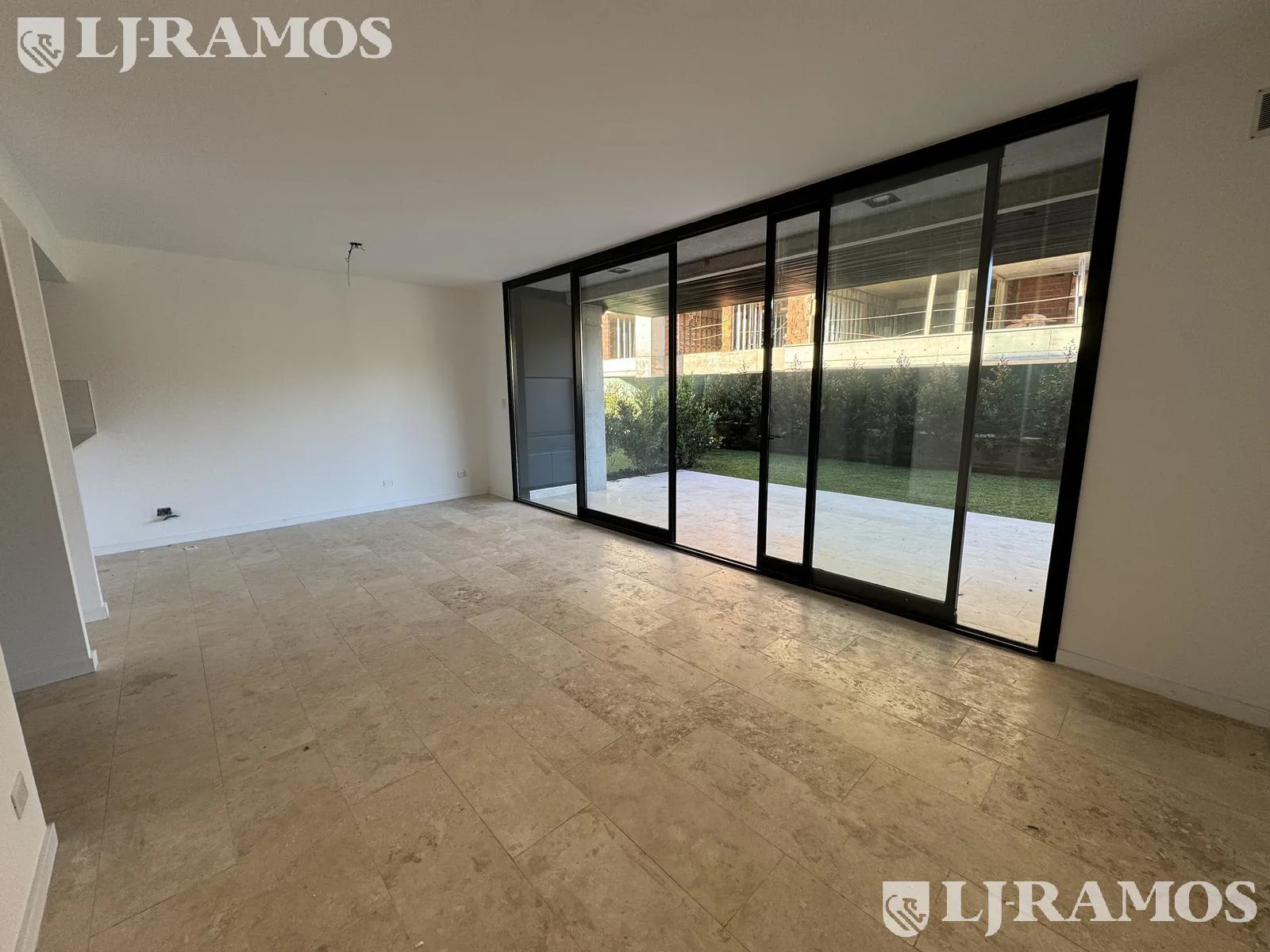 DUPLEX CON JARDIN A ESTRENAR EN VENTA EN URBANA LAS LOMAS foto 2
