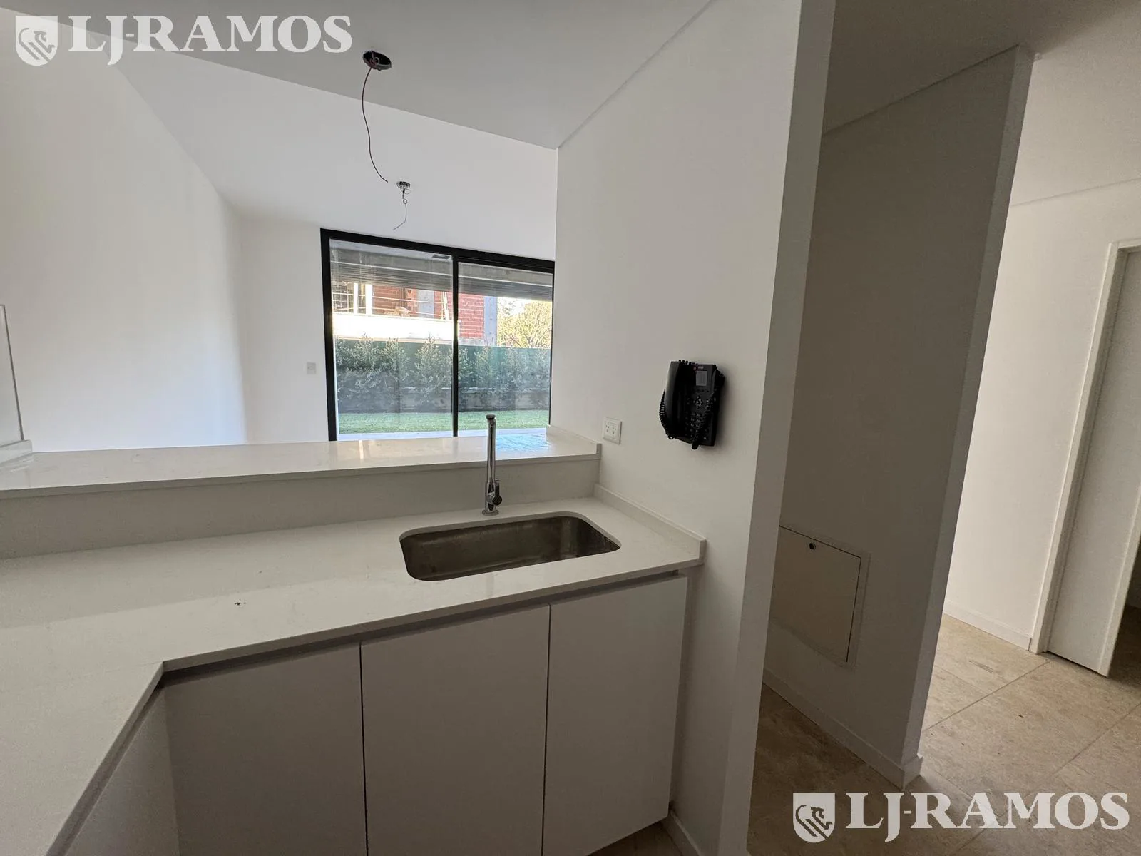DUPLEX CON JARDIN A ESTRENAR EN VENTA EN URBANA LAS LOMAS foto 4