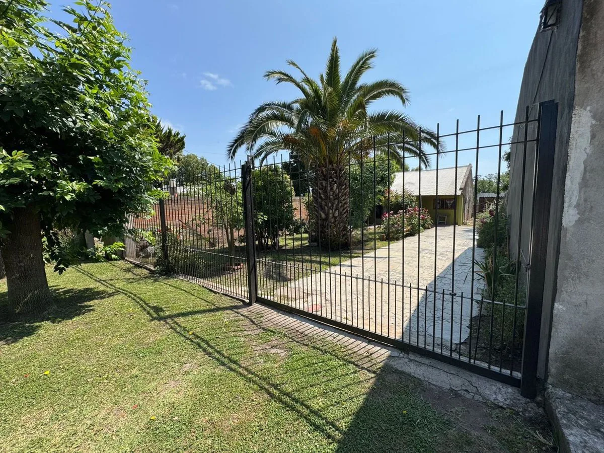 CASA EN VENTA DE 3 AMB  CON POSIB. DE 4 CON PARQUE foto 2