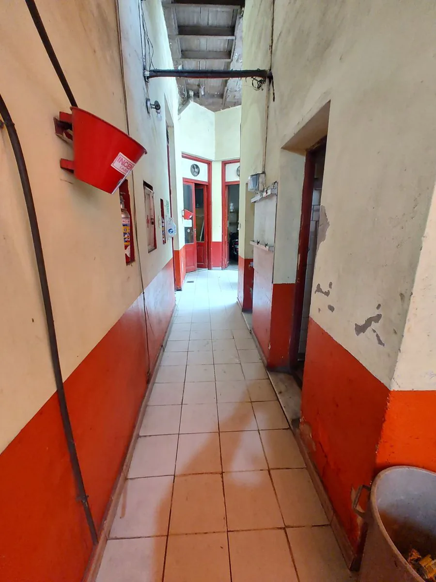 Deposito c/ vivienda, a reciclar, en venta. foto 3