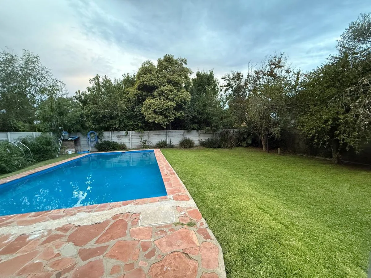 Venta casa 2 dorm, jardín/pileta quincho Pilar foto 2