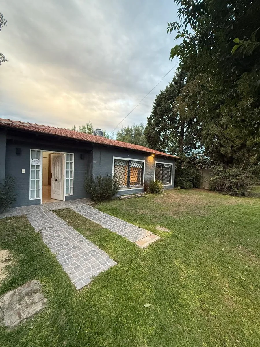 Venta casa 2 dorm, jardín/pileta quincho Pilar foto 3