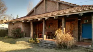 HERMOSA CASA EN BARRIO SOLARES DE ENSENADAS! A UNA CUADRA DEL RIO.
LOTE. 1224 MTS. foto 2