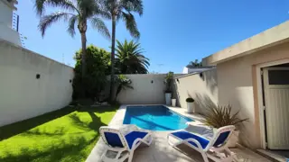 casa de 5 ambientes , piscina , jardin , lote de 10 x 37 mts en la mejor cuadra de Naon foto 2