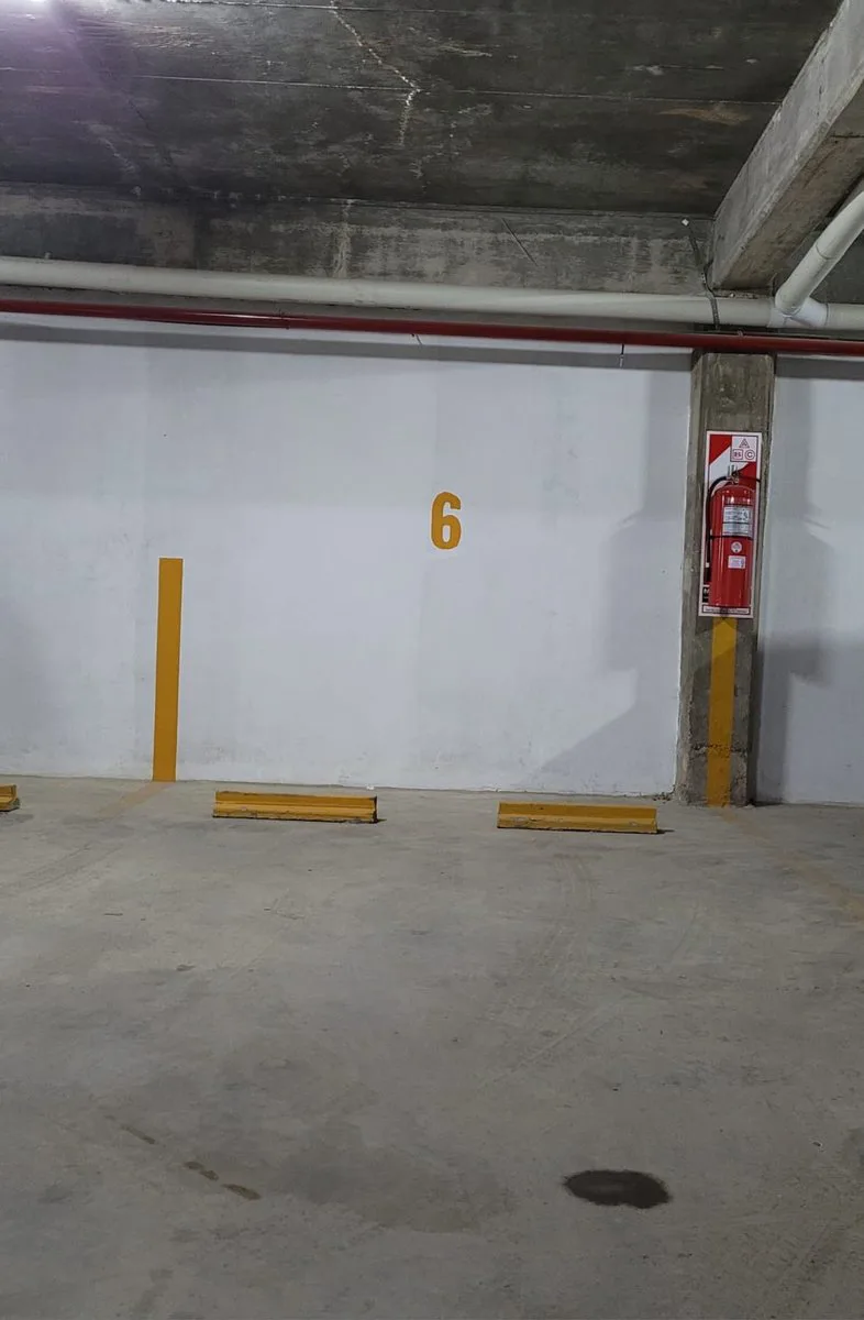 SE VENDE COCHERA EN EDFICIO-CÉNTRICA EN SANTA FE foto 2