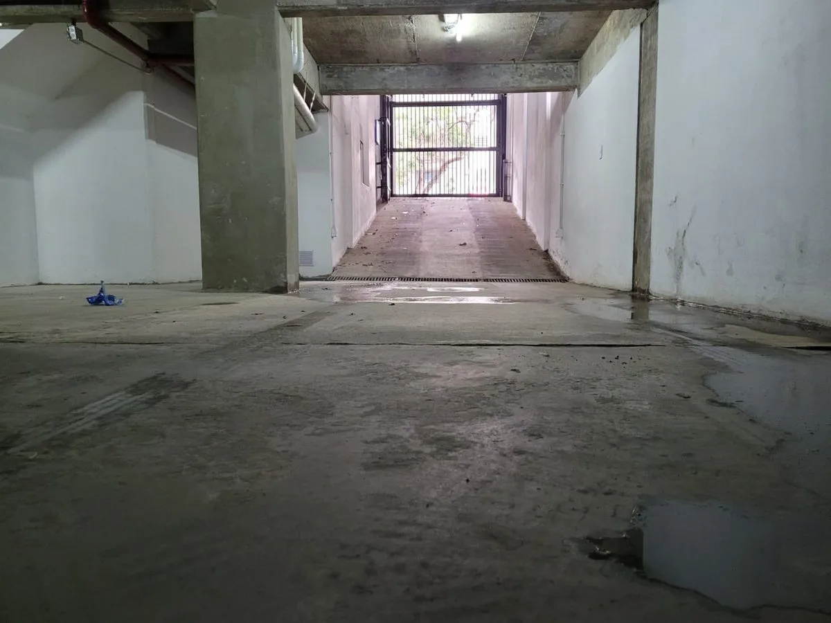 SE VENDE COCHERA EN EDFICIO-CÉNTRICA EN SANTA FE foto 3