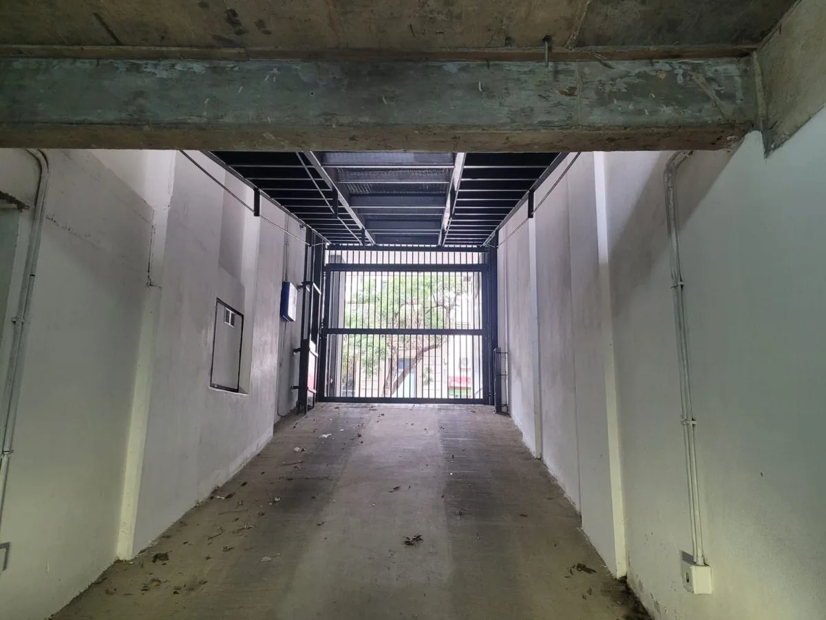 SE VENDE COCHERA EN EDFICIO-CÉNTRICA EN SANTA FE foto 5