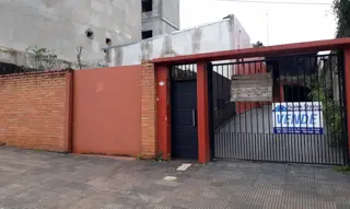 EXCELENTE OPORTUNIDAD GUIDEK STASIUK VENDE INMUEBLE SOBRE CALLE SANTA FE foto 1