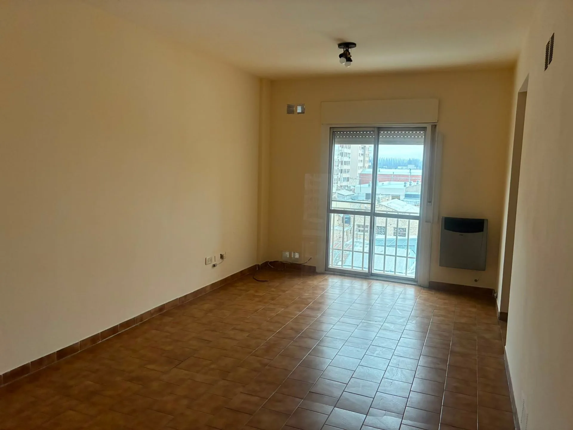 DEPARTAMENTO EN VENTA EN EL CENTRO DE GRAL ROCA. foto 2