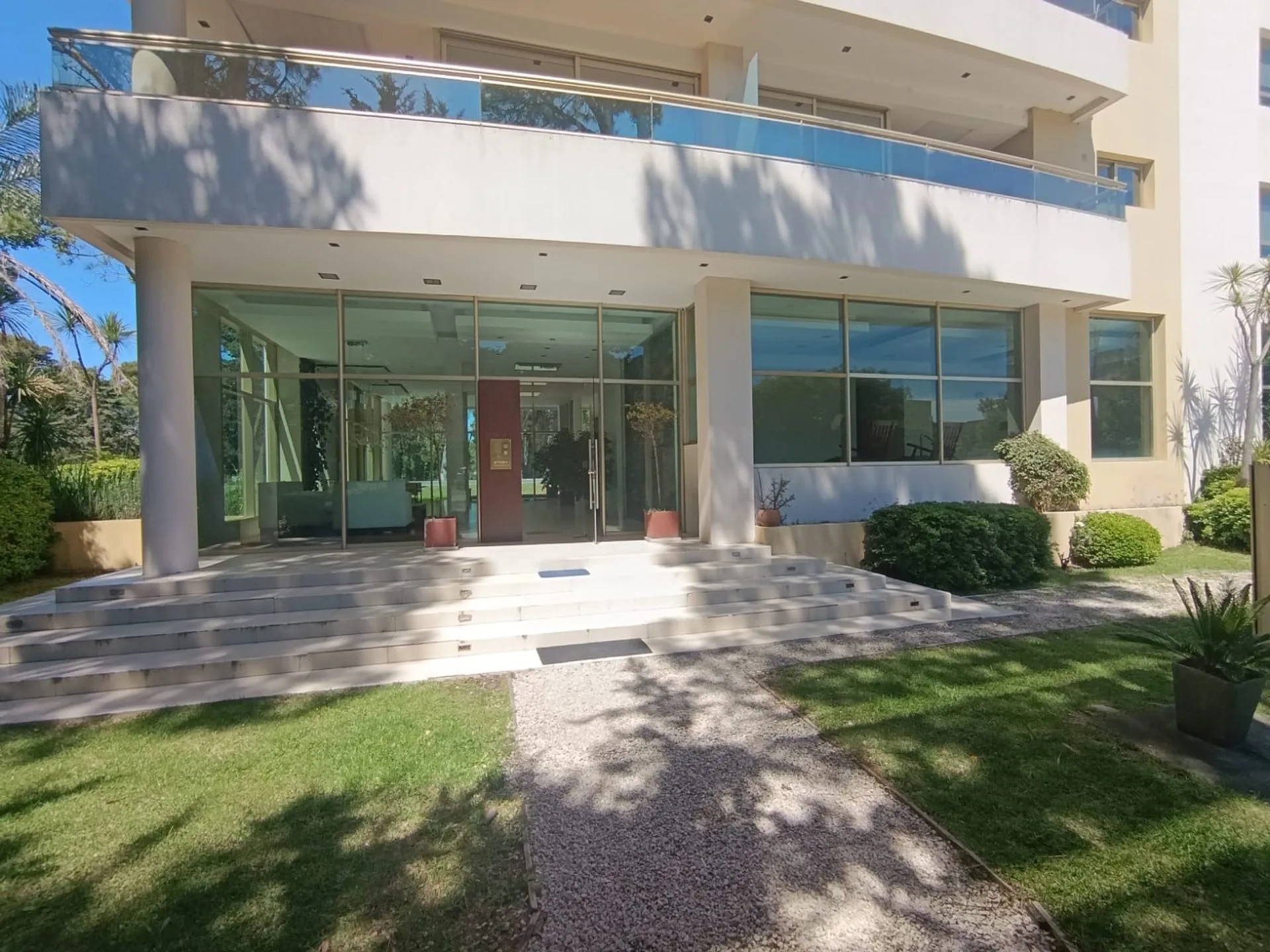 VENTA DEPARTAMENTO 2 AMBIENTES CON COCHERA PINAMAR foto 3