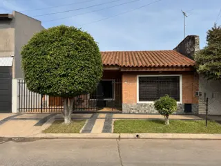 Venta Casa 4 Ambientes con Cochera y patio/ Morón foto 1