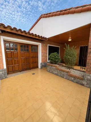 Venta Casa 4 Ambientes con Cochera y patio/ Morón foto 2