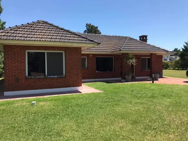 Excelente propiedad con piscina en barrio cerrado