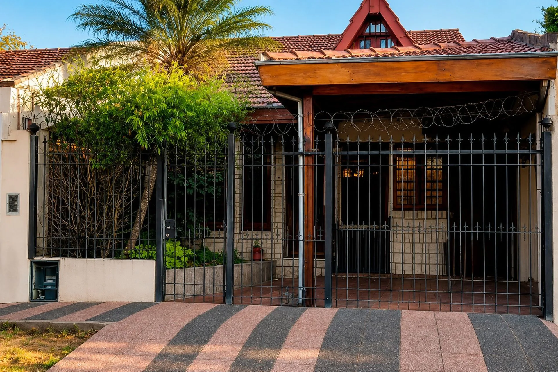 Casa 4 amb. Cochera Pileta Quincho Parrilla Fondo
