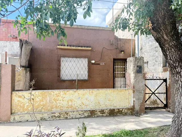 Lainez 222- casa al frente-