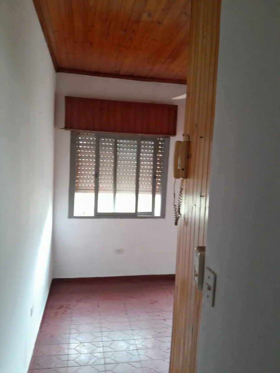 Alquilo departamentos centricos con terraza y balcon foto 3