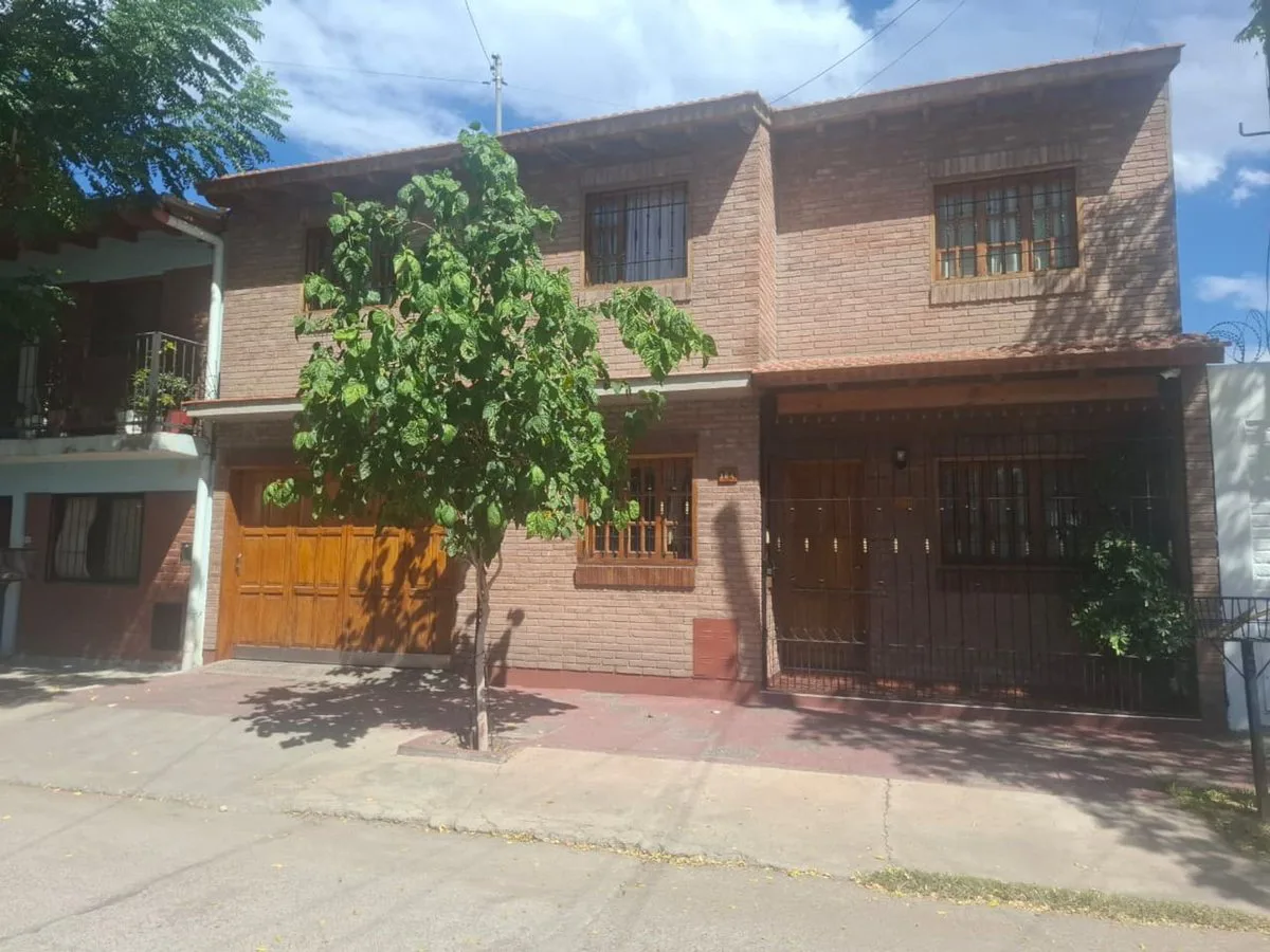VENTA CASA DE DOS PLANTAS APTA CREDITO LAS HERAS foto 2