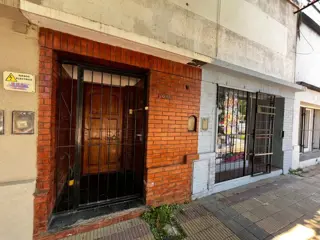 VENTA  CASA  CON LOCAL RAMALLO EXCELENTE UBICACION foto 2