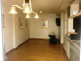 Moderno depto de 3 amb con amplio balcón y cochera fija cubierta. foto 1