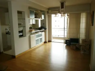 Moderno depto de 3 amb con amplio balcón y cochera fija cubierta. foto 3